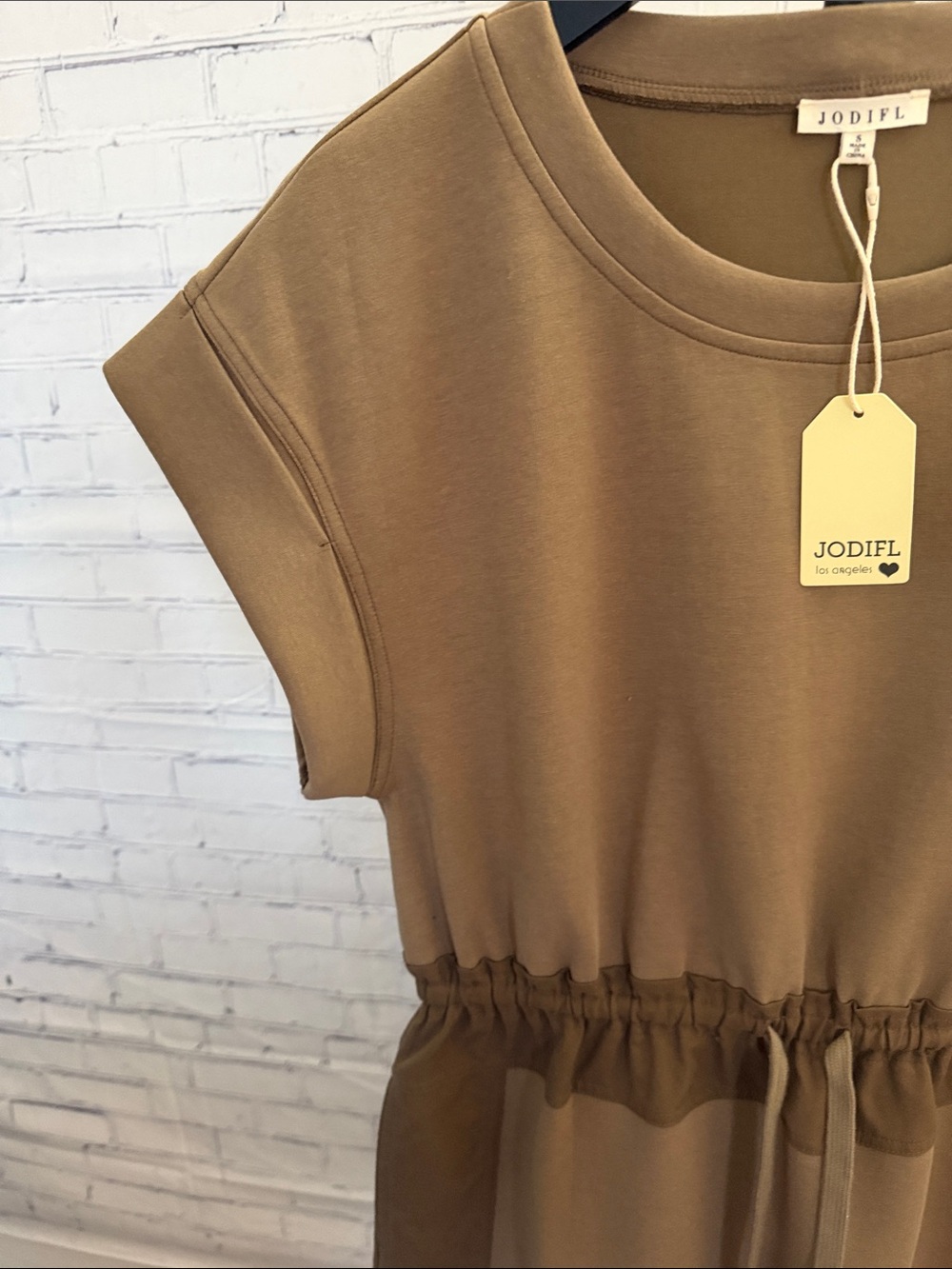 JODIFL Two-Tone Drawstring Waist Short Sleeve mini in Camel and Dark brown.Small - Picture 5 of 6